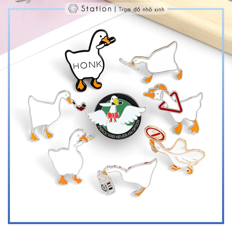 Pin cào áo vịt trắng United Goose Game - GC192