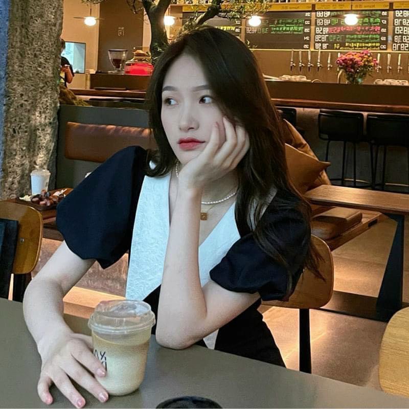 Đầm suông đen cộc tay phối cổ V be, váy ngắn suông siêu mát mẻ