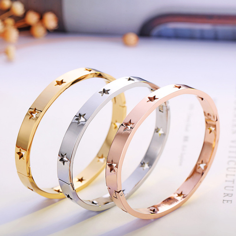 Vòng tay ngôi sao khắc rỗng titan ko đen tt 4299