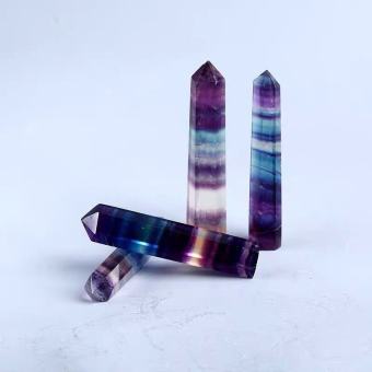 Trụ đá thanh tẩy tự nhiên màu cầu vồng dùng trong phong thủy và thiền định