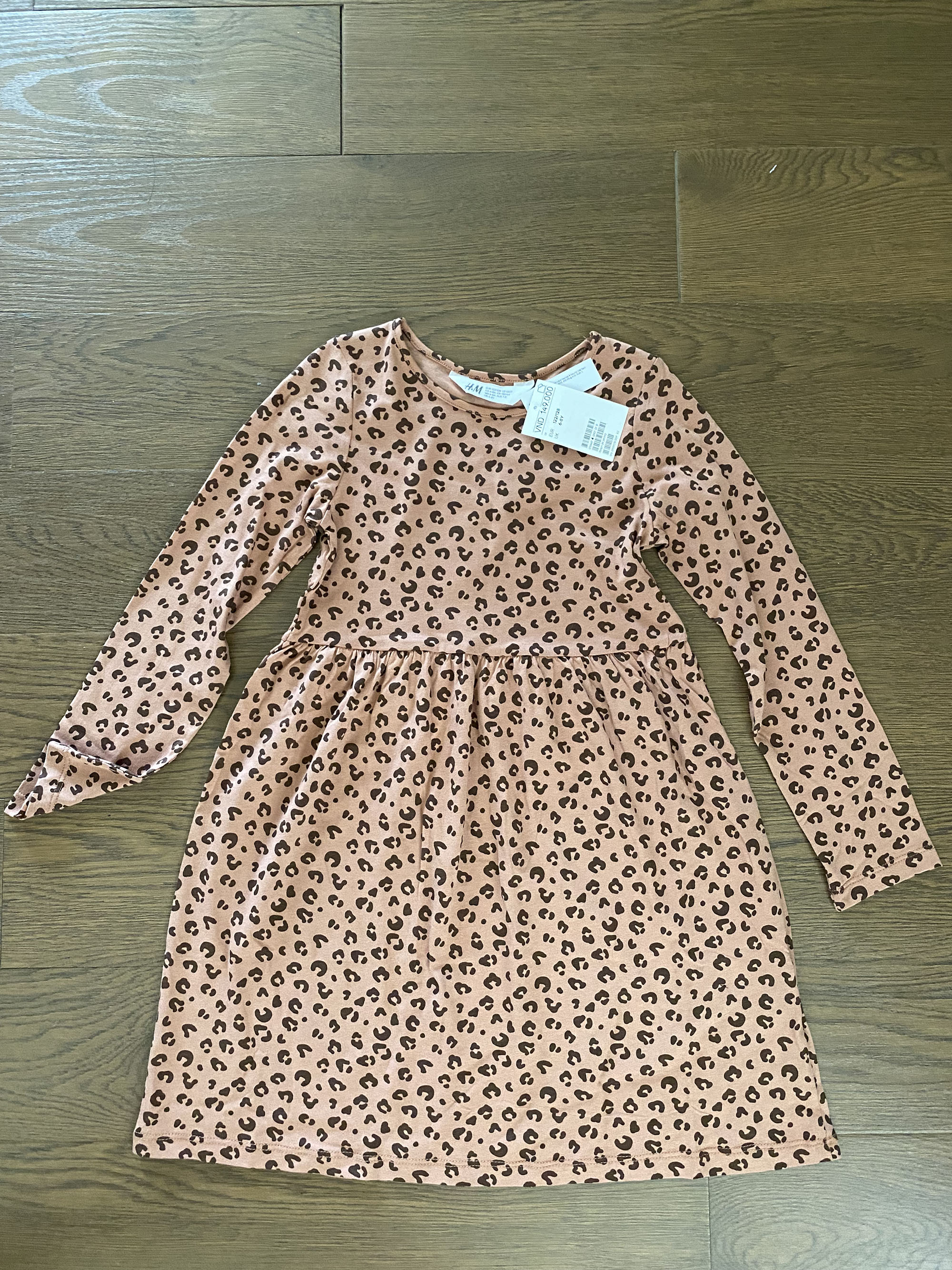 Đầm Bé Gái chính hãng hiệu H&M , họa tiết da beo. Cam kết hàng auth tại Baohouse. Màu nâu - size 6-8T: chiều cao 110-130 cm● Hoàn tiền x5 nếu sản phẩm không đúng mô tả