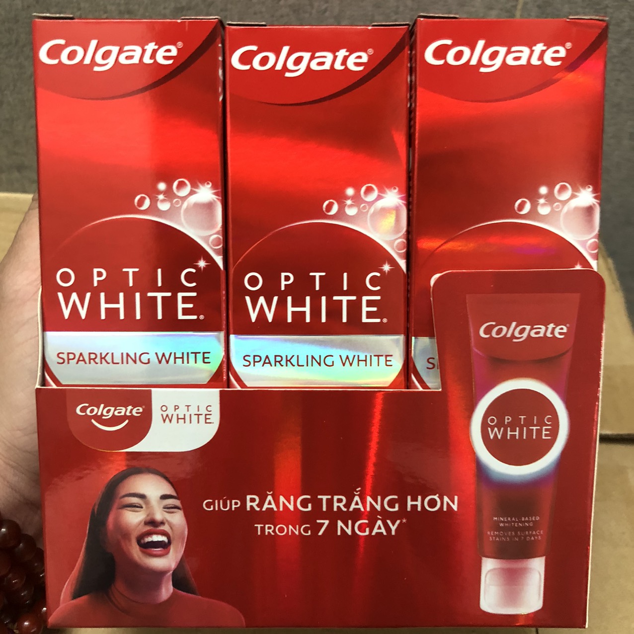 Kem đánh răng Colgate Optic Sparkling White làm trắng sáng răng 100g