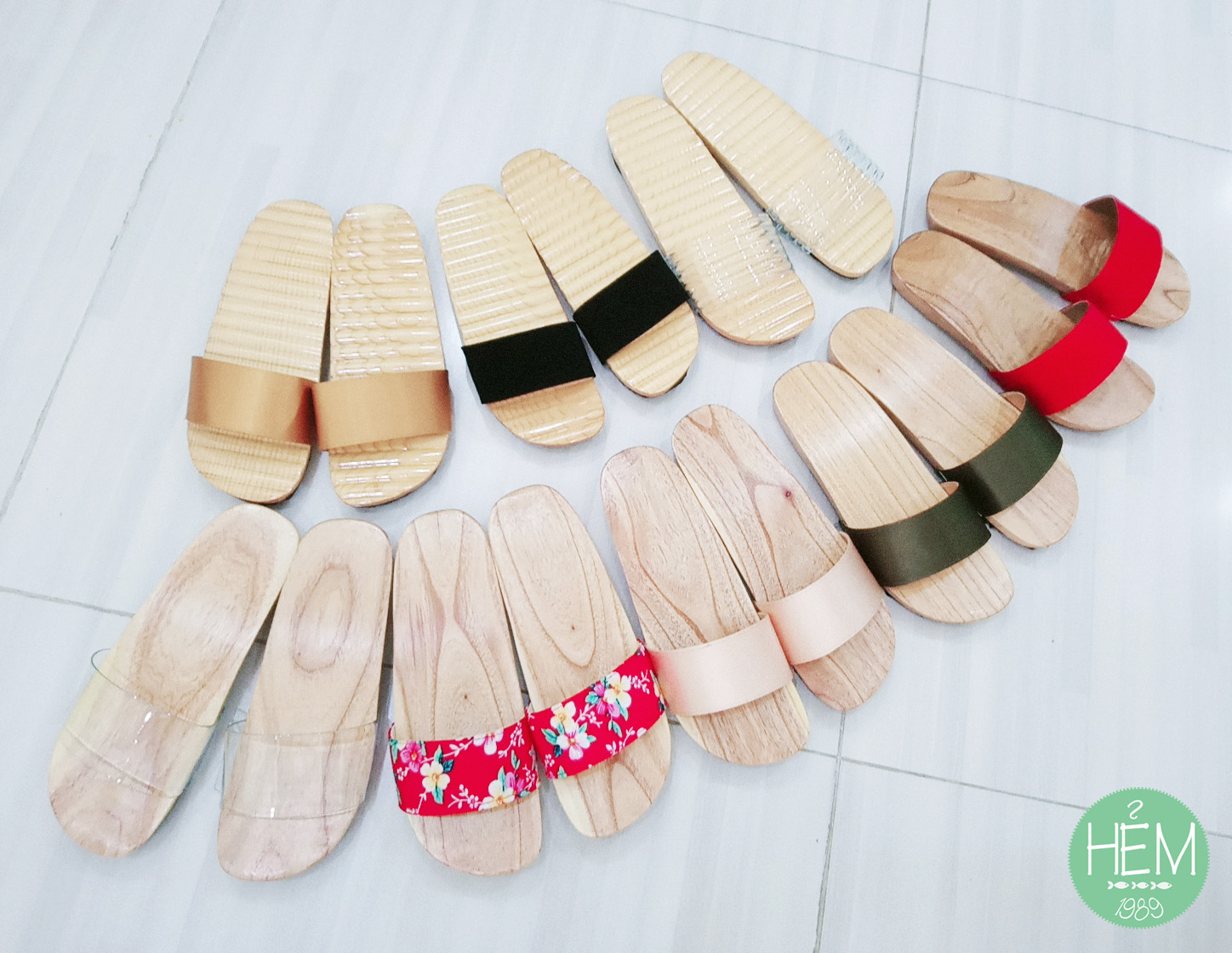 Đủ màu-Guốc gỗ mộc dáng xưa truyền thống, đế bằng quai lụa/nhung thích hợp với bà ba, áo tấc, áo yếm, cổ phục,...
