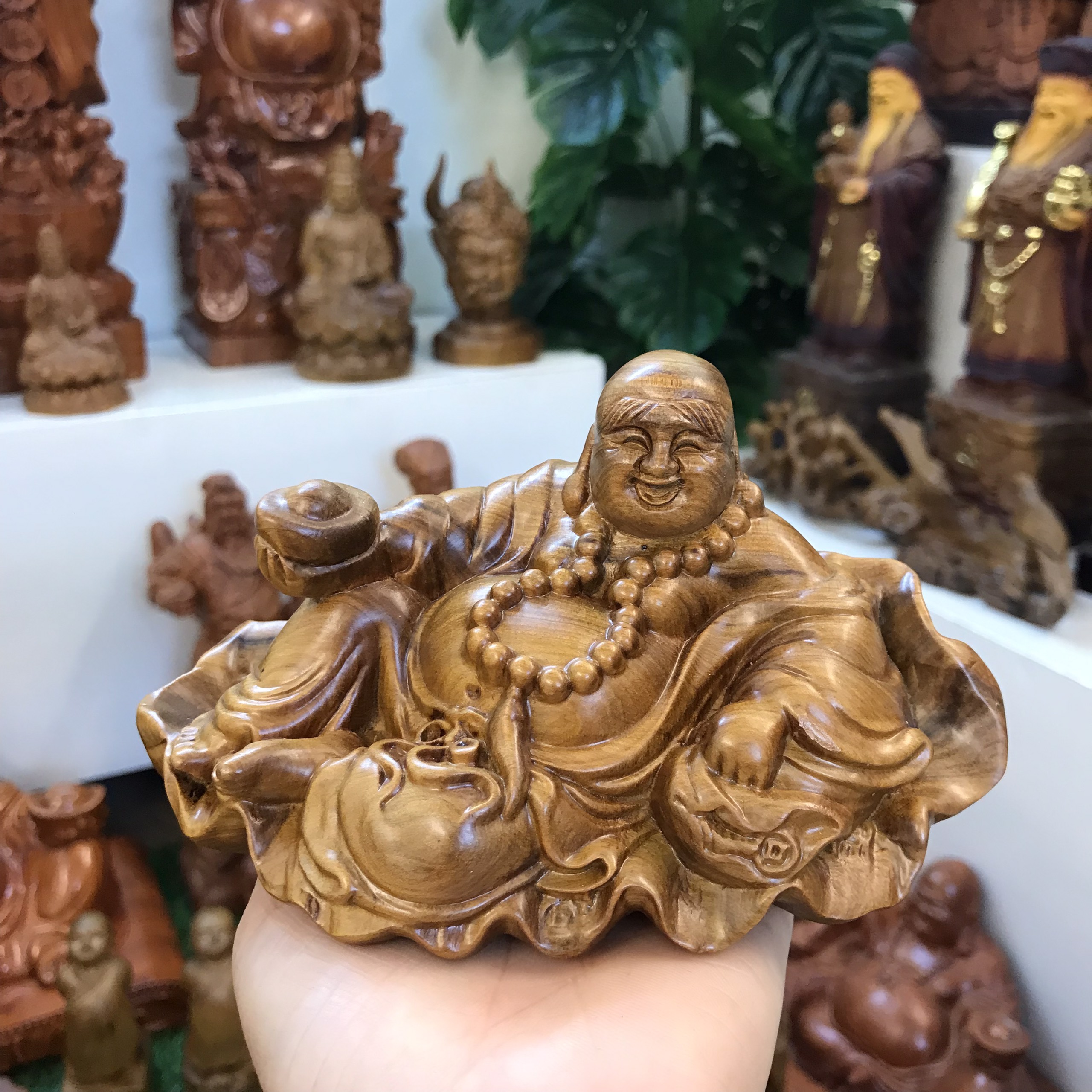 Tượng phật Di Lặc ngồi lá sen gỗ bách xanh để ô tô, phật cười để bàn làm việc