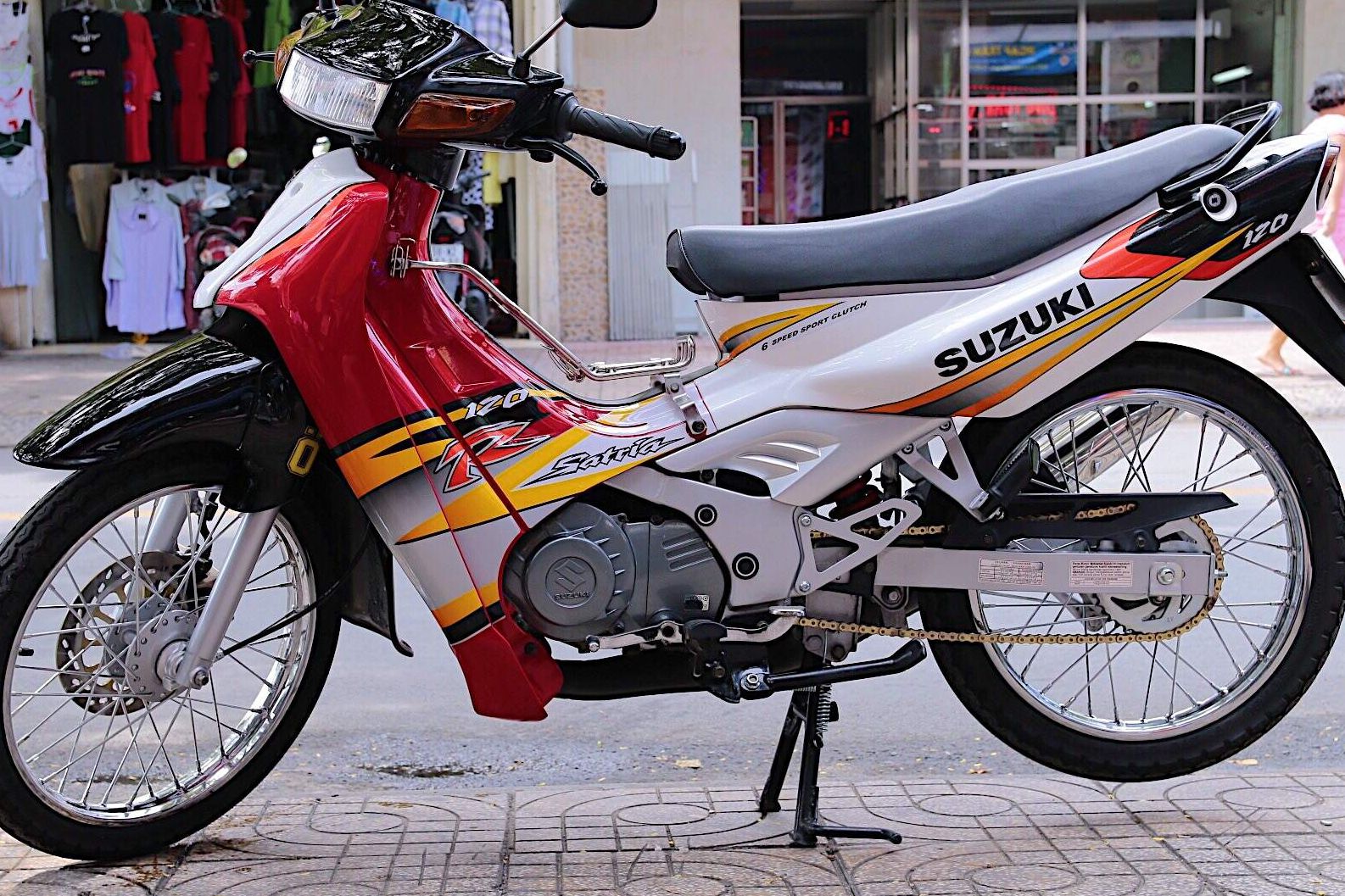 Tem Suzuki Satria 2000 Trắng Đỏ- Tem Chuẩn Zin