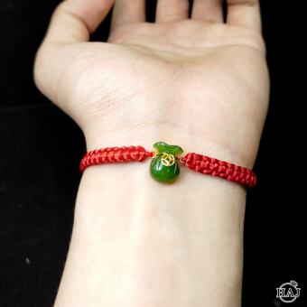 Vòng tay chỉ đỏ tết charm túi tiền đá ngọc bích tự nhiên bọc vàng tây, Vòng tay cặp đôi,Vòng tay handmade,Phụ kiện trang sức phong thuỷ,VÀNG BẠC AN CHI