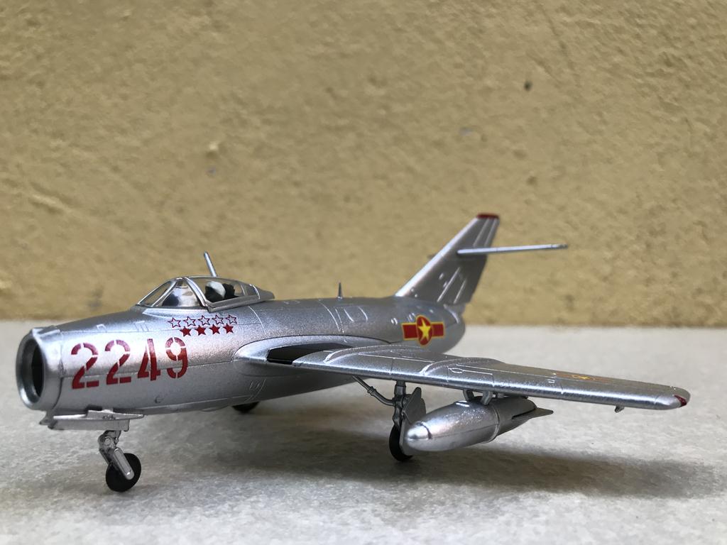 •	máy bay mô hình mig-17 việt nam 1:72