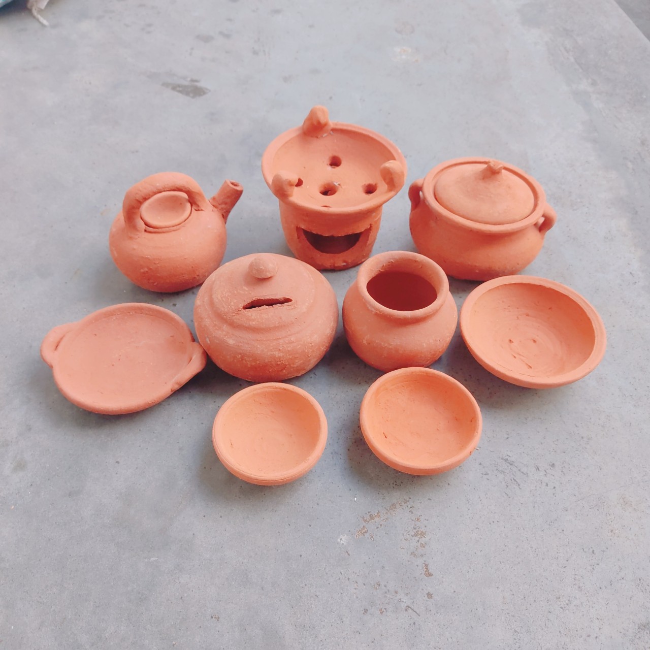 Bộ 9 món đồ chơi nấu ăn cho bé bằng đất nung, đồ hàng nấu ăn 9 món mini bằng đất nung an toàn cho trẻ khi chơi (có thêm bùng binh tiết kiệm cho bé) - hàng thủ công miền quê xứ Nẫu - Ảnh thật
