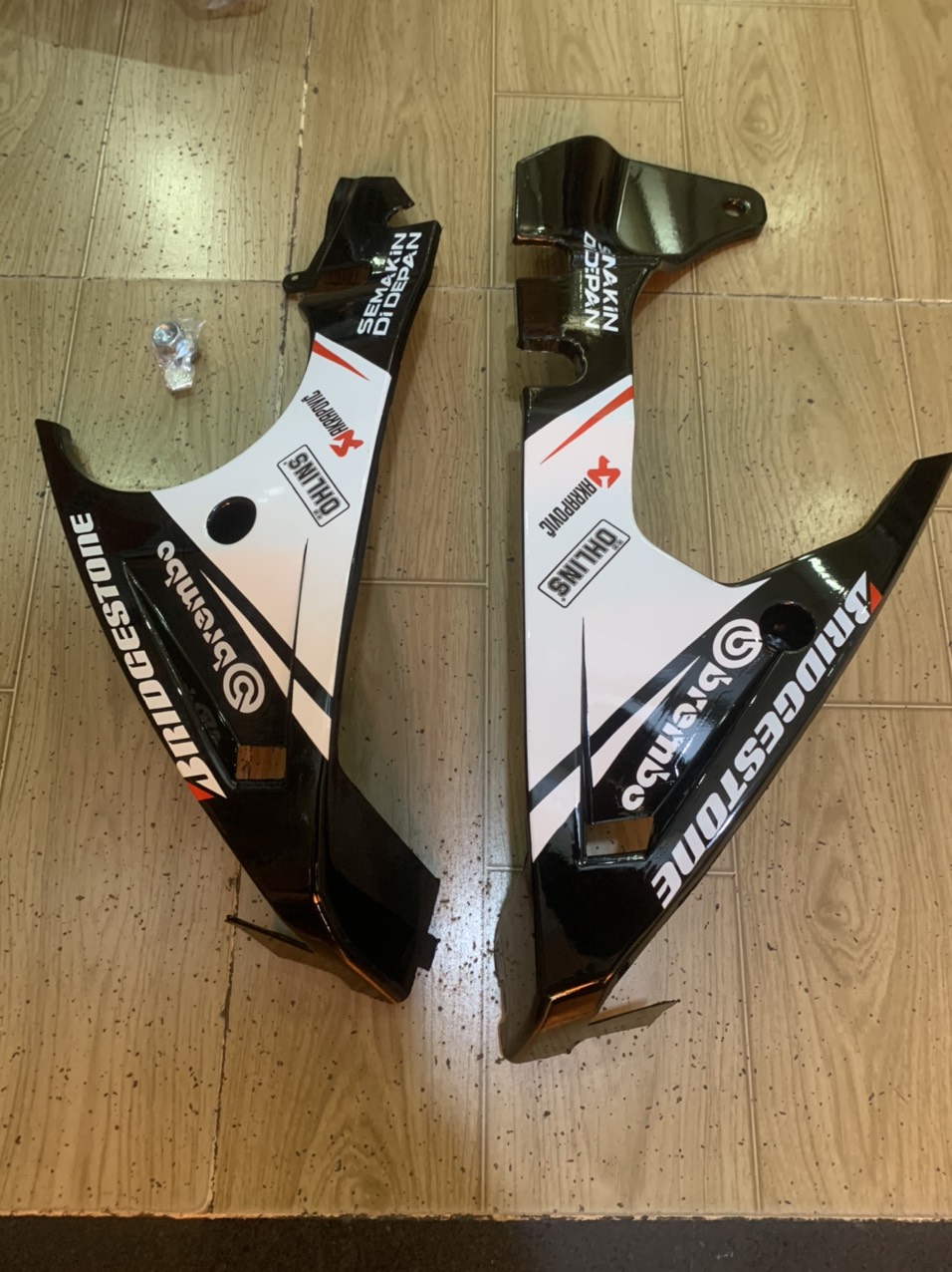 Mỏ cày xe exciter 150 màu đen bóng ten trắng