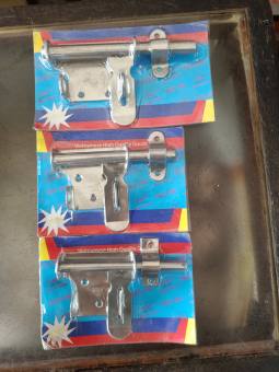 CHỐT CỬA NGANG INOX CÓ MÓC KHÓA