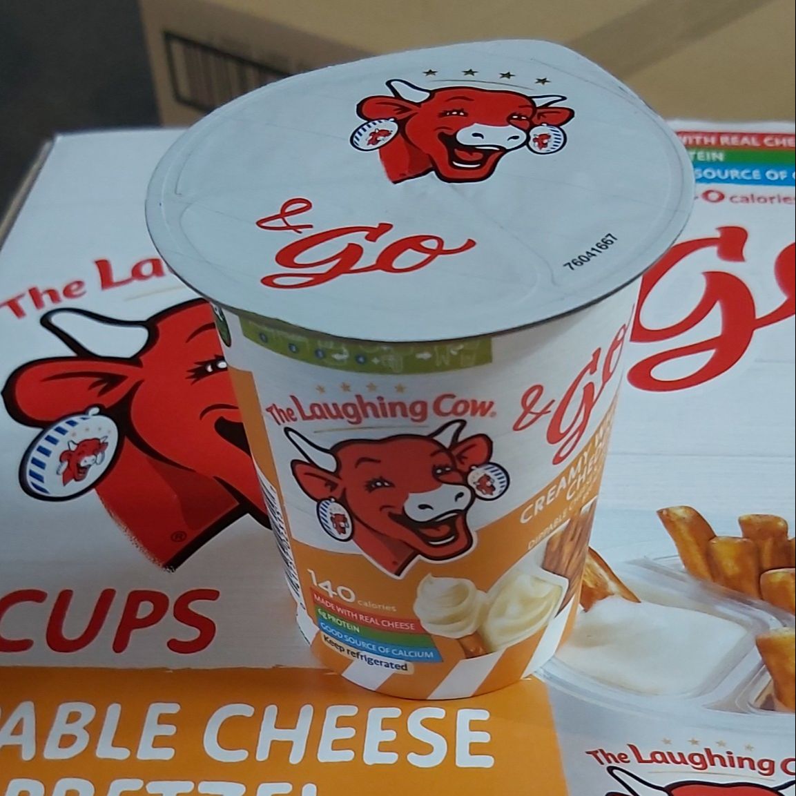 Bánh mì que chấm phô mai con bò cười cow & go mỹ - date t8/2022