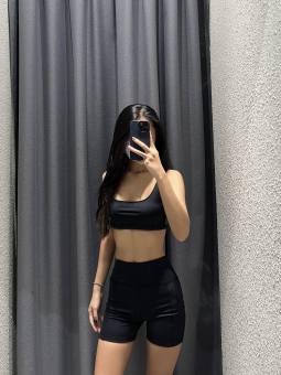 Quần thun nữ, màu đen, form ngắn, thiết kế 2 bên hông quần ôm sát, là min - BLACK ACTIVE SHORTS WITH DETAILS