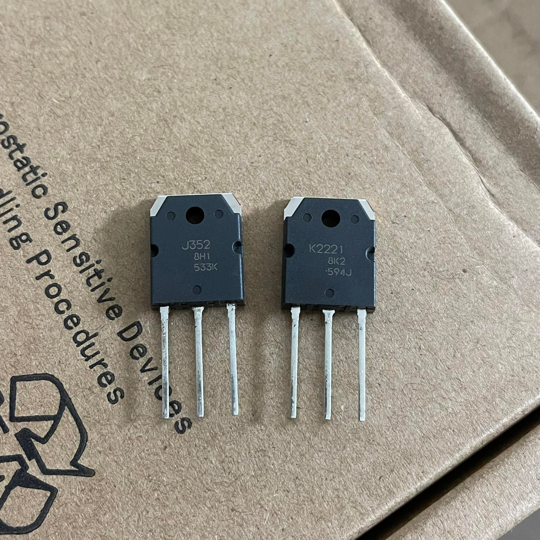 Cặp sò công suất renesas 2sj352/2sk2221 chính hãng mới 100%