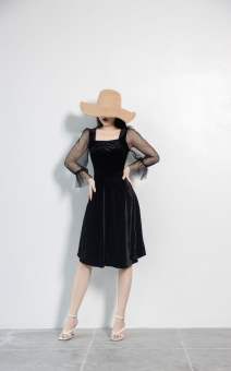 CChat Váy Nhung Cổ Vuông Phối Ren