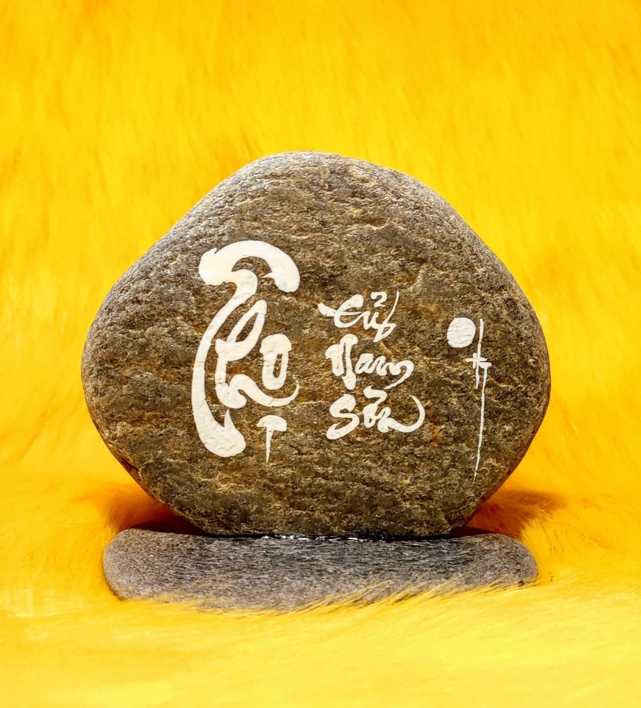 Thư pháp trên đá chữ Thọ. Kích thước: 8x6x12cm