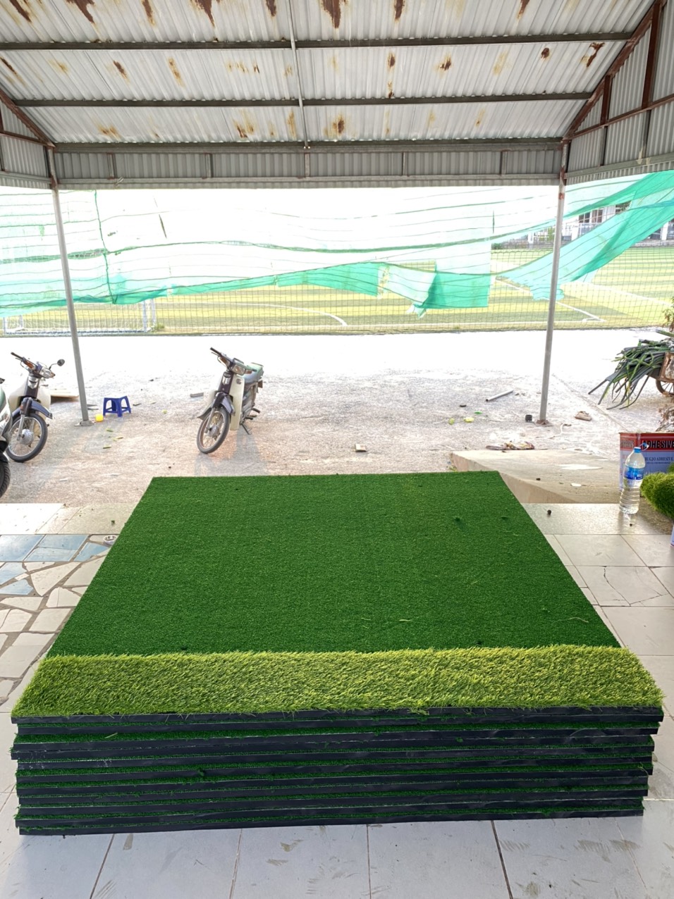 Thảm golf tập Swinh 2D 1.2m X 1,2m đế cao su đàn hồi tốt cỏ golf nhân tạo chất lương cao, Có kèm tee cao su