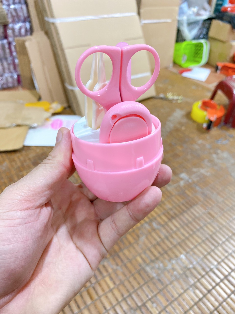 Bộ bấm móng trẻ em 4 chị tiết Mẫu mới hộp tròn nắp trong .
