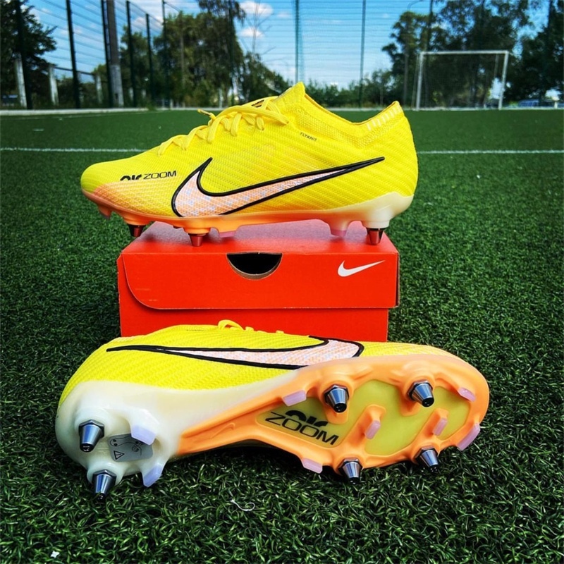 Red and gold hot sale cr7 football boots