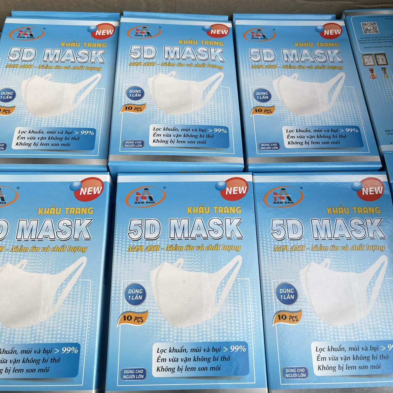 Hộp 10 cái khẩu trang y tế kháng khuẩn 3 lớp Famapro 5D Mask dây vải