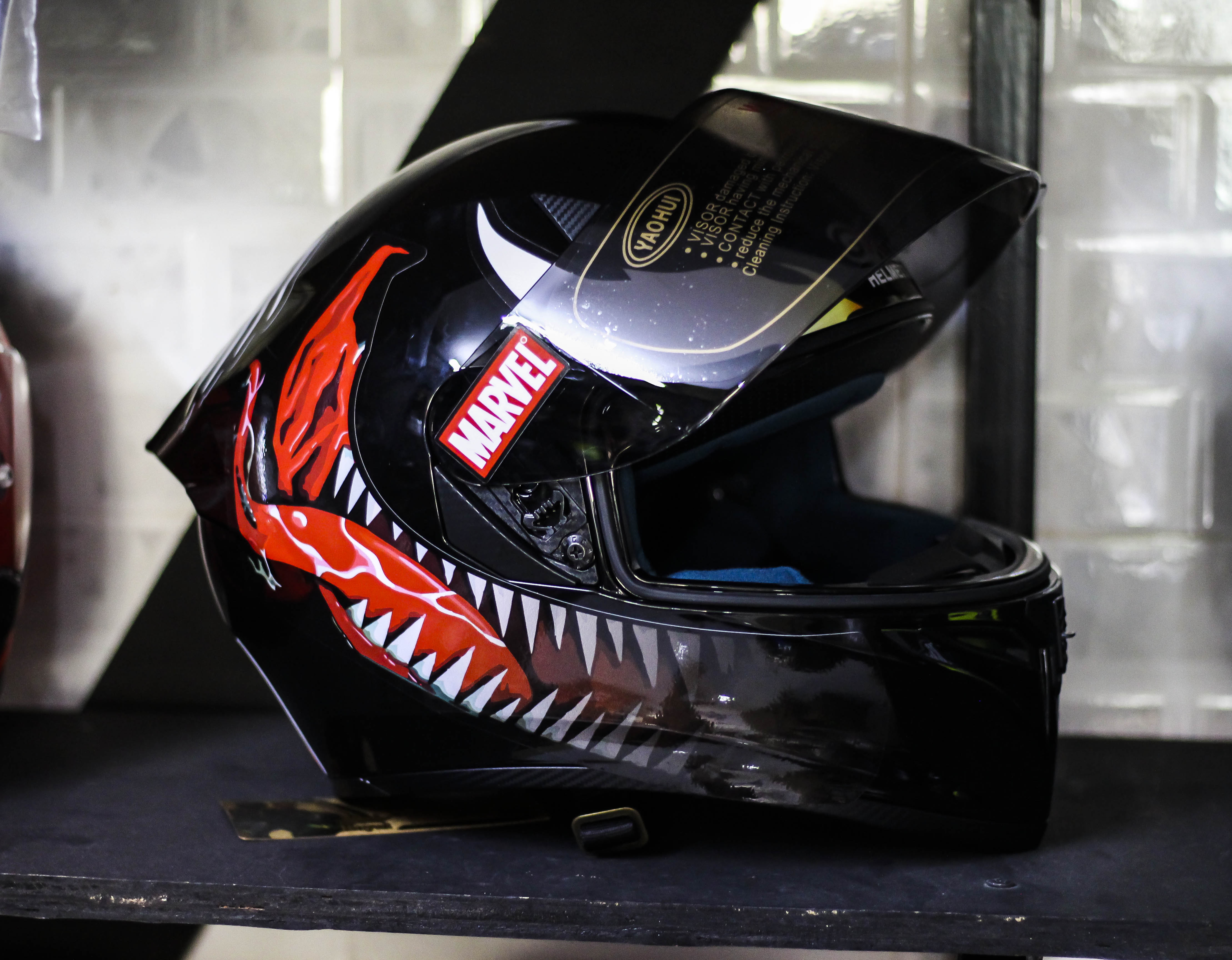 Nón bảo hiểm Fullface ROC 1 Kính = Royal M138B màu Đen Bóng Lên Tem VENOM mới nhất 2012