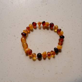 Vòng tay hổ phách cho bé