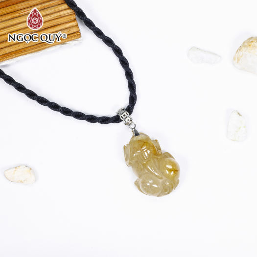 Mặt dây chuyền tỳ hưu tài lộc đá thạch anh tóc vàng 16x22mm mệnh thủy kim - Ngọc Quý Gemstones