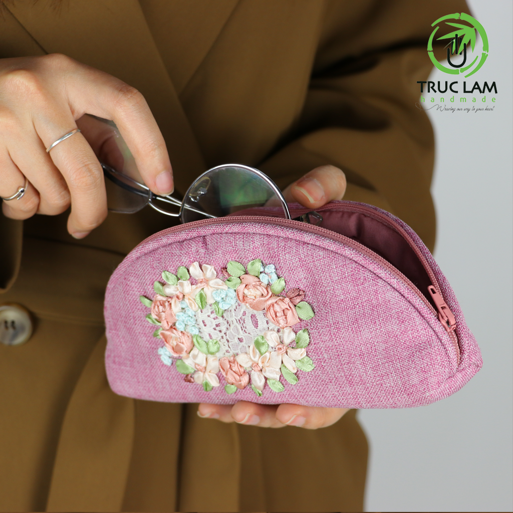 Ví Cầm Tay Ví Đựng Kính Hình Bán Nguyệt Thêu Ruy Băng Họa Tiết Hoa Hồng Phối Ren - Trúc Lâm Handmade