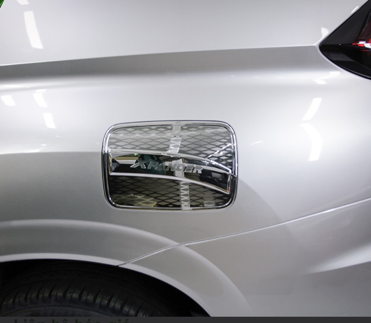 Ốp nắp bình xăng mạ crom xe Mitsubishi Xpander form 2018 - 2022