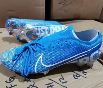 Giày đá bóng sân cỏ nhân tạo