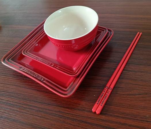 AI AN 29 - Bộ đĩa bát Le creuset sẹc tone, gồm 2 đĩa vuông 1 bát và 1 đũa màu hồng xanh đỏ cam, chất liệu gốm sứ