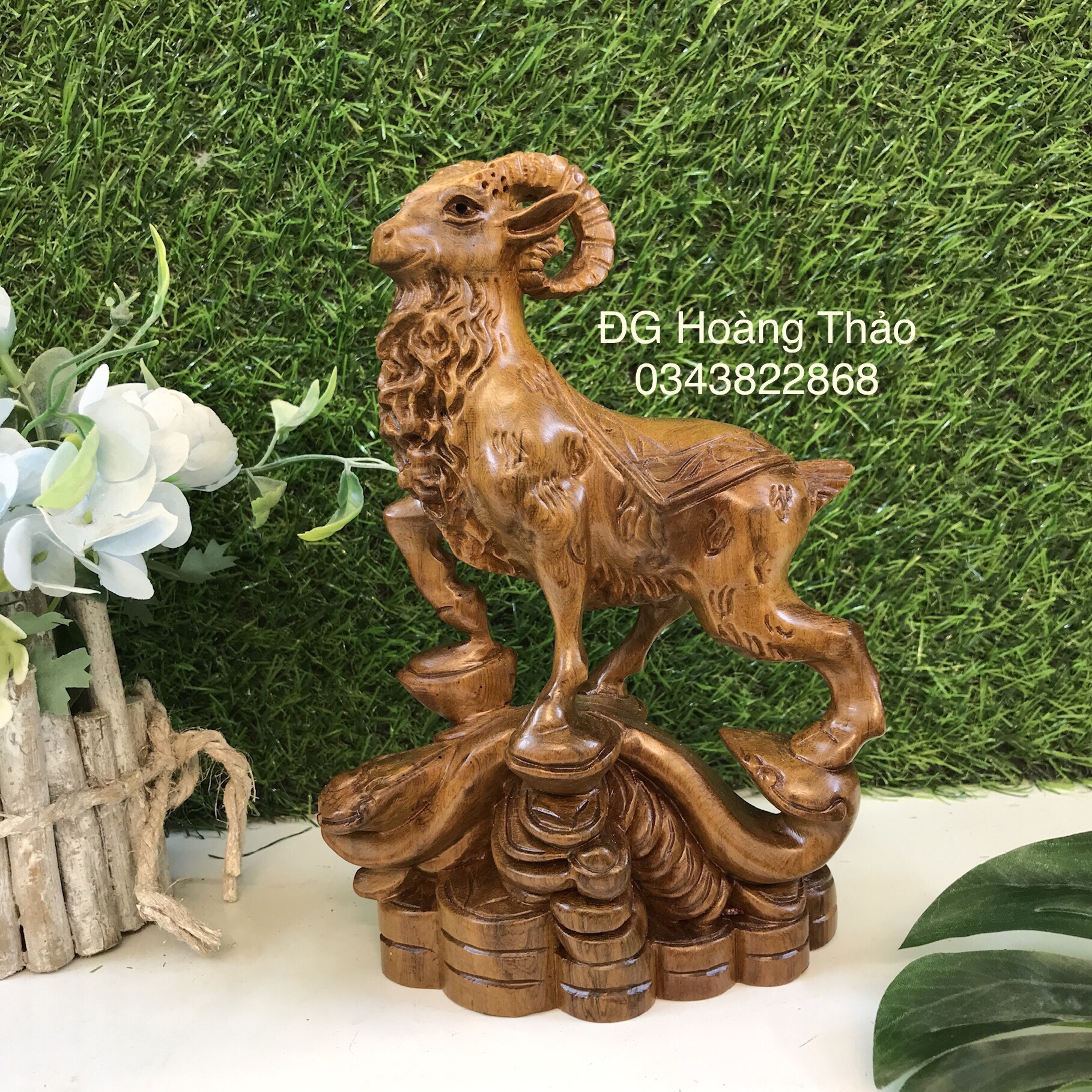 Dê đứng thỏi vàng cao 20cm gỗ bách xanh Tượng Dê phong thủy là để cầu mong sự may mắn,và thành công trong công việc.