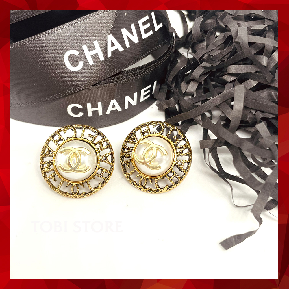 Hoa tai Chanel chính hãng làm bằng gì Giá bao nhiêu