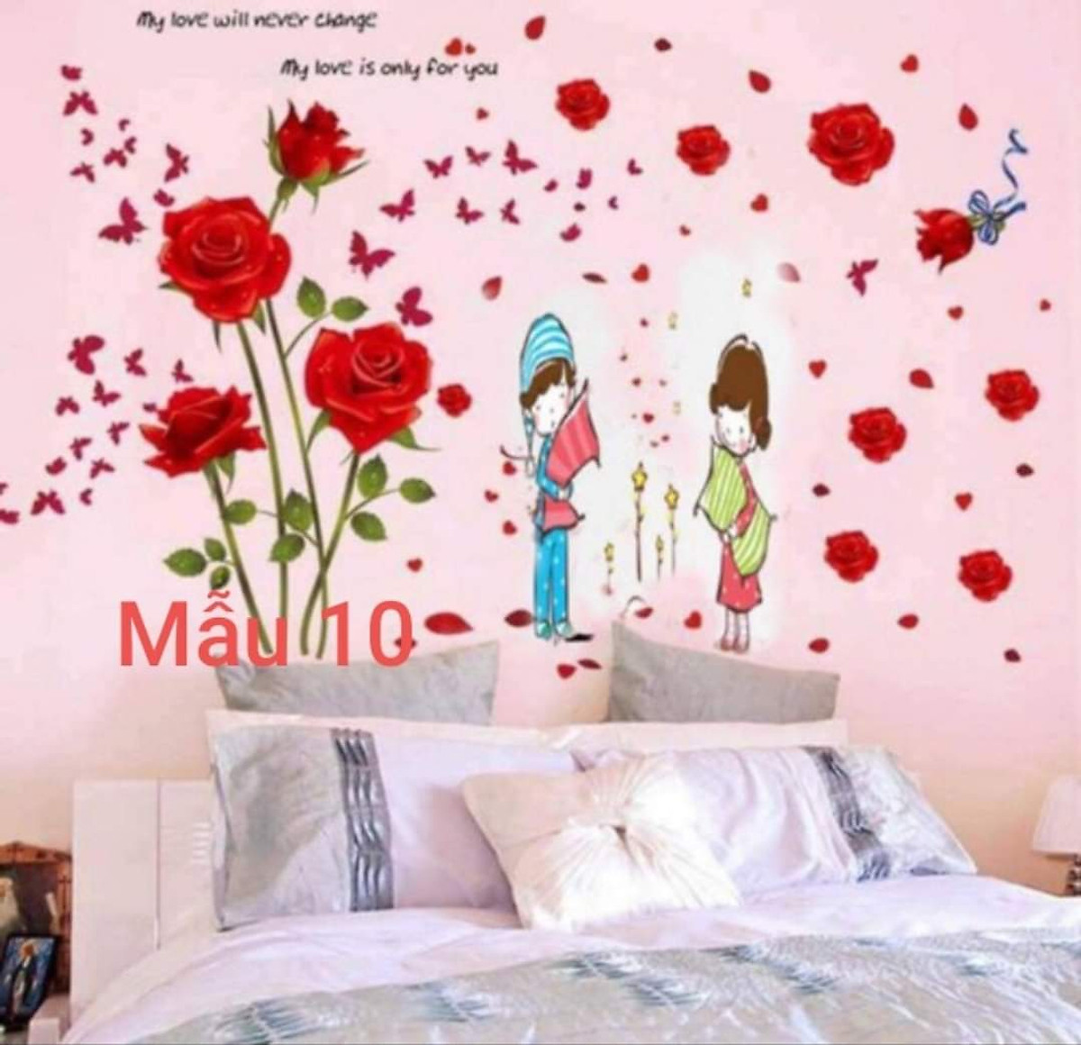 Decal dán tường hoa hồng nhung đỏ và bé ôm gối