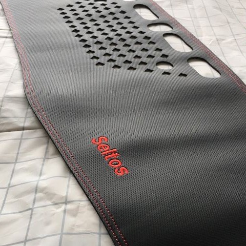 Thảm Taplo Kia Seltos Da Vân Carbon Cao Cấp, Chống Nóng, Chống Hắt Nắng Taplo Xe
