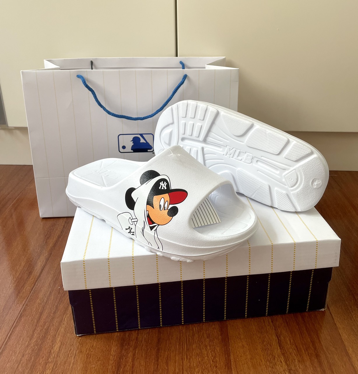 Dép quai ngang m.l.b đúc nguyên khối hình mickey cho nam nữ