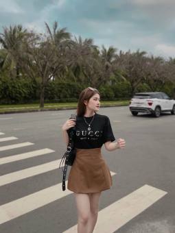 Set áo cotton Gucci cổ tròn mix chân váy nâu trẻ trung