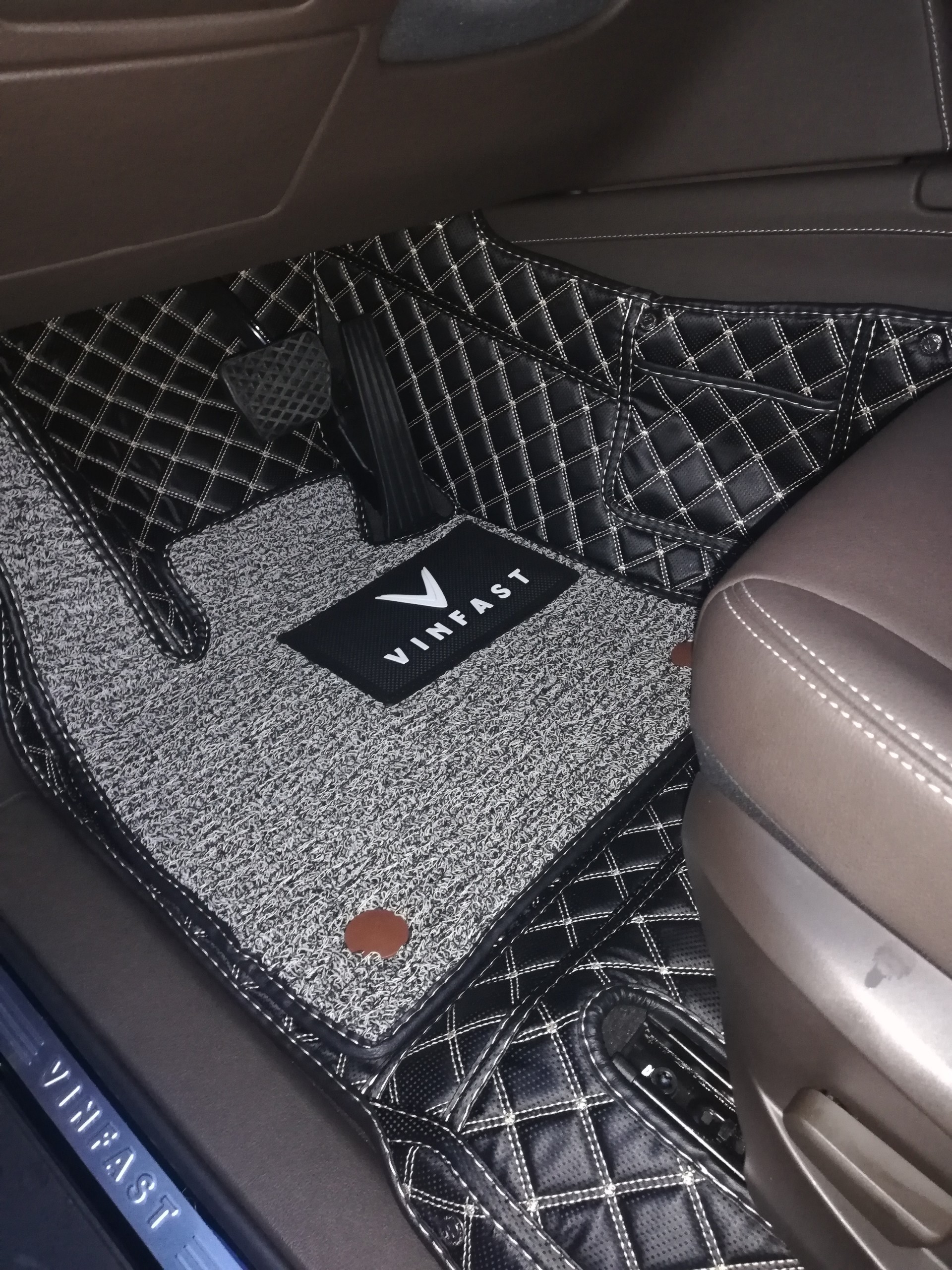Thảm lót sàn ô tô 6D Vinfast Lux SA 2.0 chống nước, không mùi, phủ kín 90% sàn xe