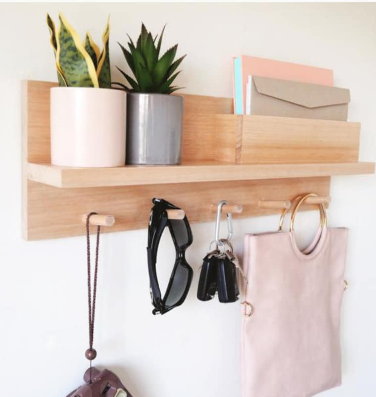 kệ treo quần áo  bằng gỗ thông kèm ngăn để đồ riêng giá treo áo khoác kích thước 55x18x10 cm