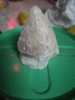 Đá thạch anh tự nhiên thô phong thủy đặt bàn làm việc chặn giấy viên 150 gam