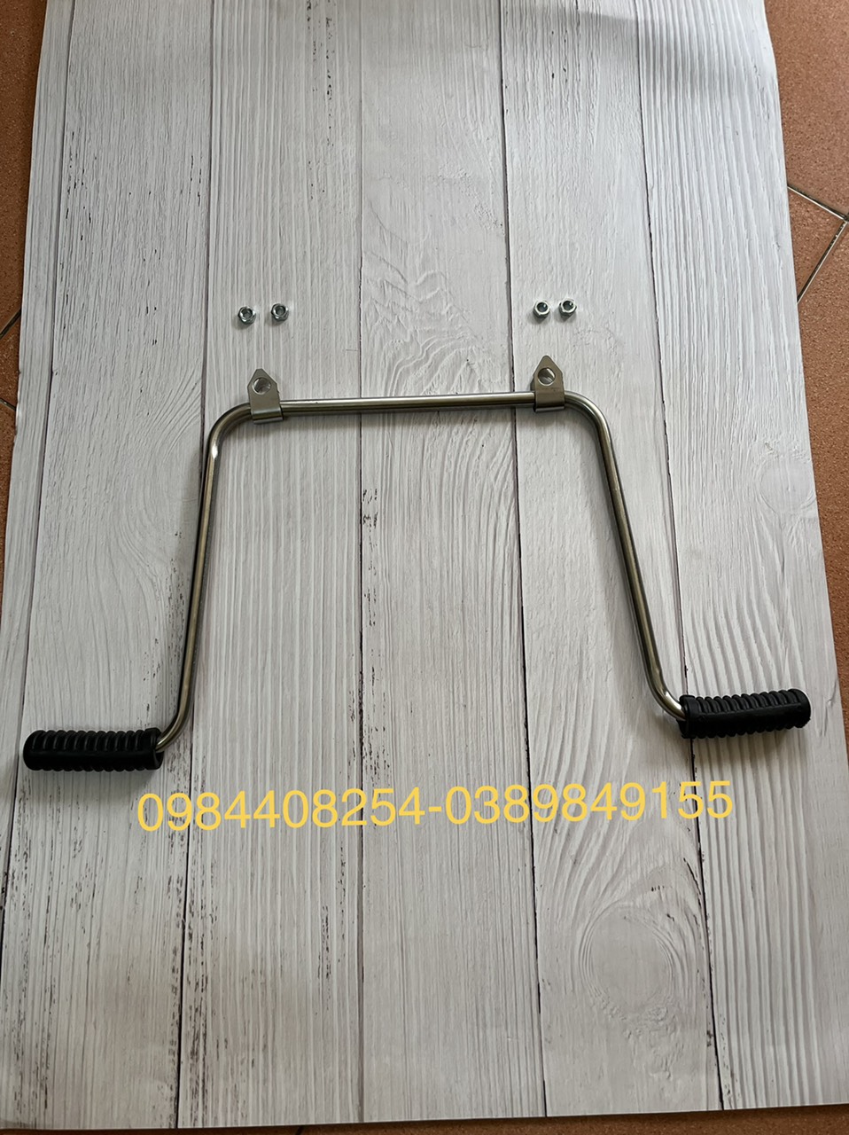 Gác chân gắn ghế nệm xe máy cho bé