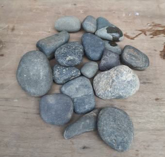 Sỏi cuội đen tự nhiên trang trí bể cá, sân vườn, 1kg