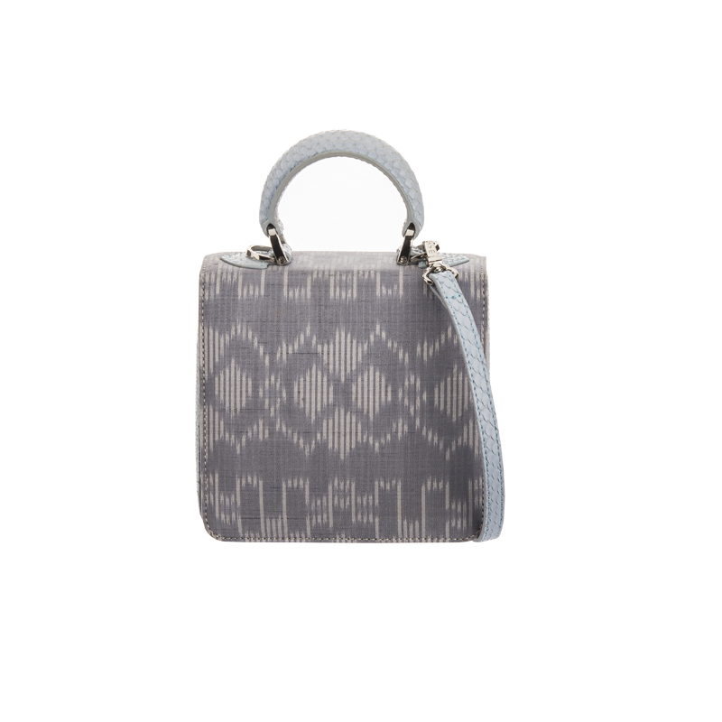 [S'UVIMOL] Baby Square F - Proudly Thai Collection - Light Grey กระเป๋าถือทรงเหลี่ยมตัดเย็บด้วยหนังงูและผ้ามัดหมี่สีเทา จากศูนย์ศิลปชีพในสมเด็จพระนางเจ้าสิริกิติ์พระบรมราชินีนาถ ราคา 22,900 บาท*ส่งฟรี