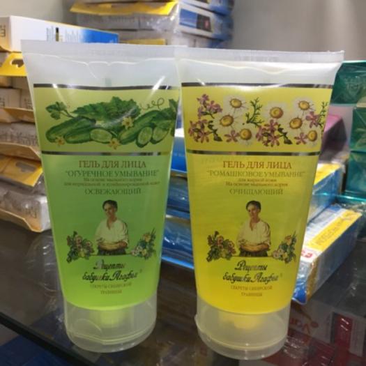 Sửa rửa mặt bà già Nga. Dưa leo và bông cúc.