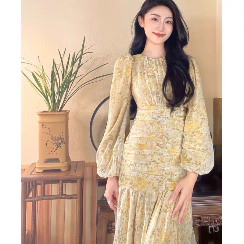 Đầm đuôi cá nhún eo tay bồng hoạ tiết hoa vàng