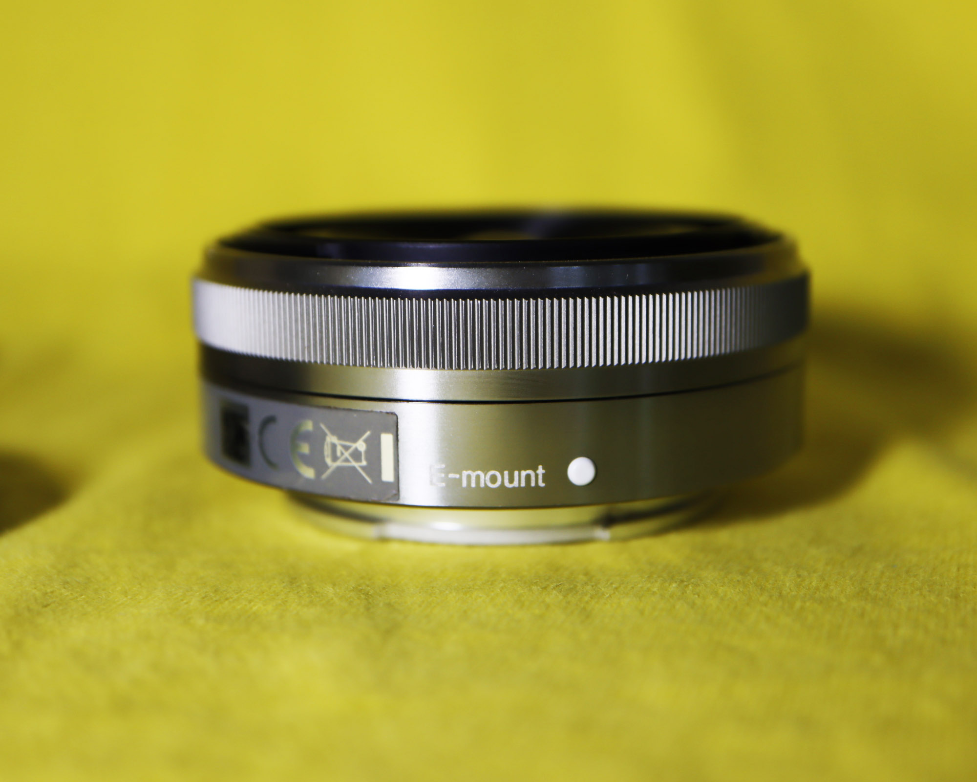 Sony E 16mm f/2.8 AF Lens (SEL16F28) for Sony E Mount, F2.8 pancake fix prime lens for Landscapes, Architecture, Snapshots, 24mm eq. this ‘bokeh effect of the blurred background can be enhanced with circular aperture blades, Internal focusing, used ราคา 3,800 บาท*ส่งฟรี