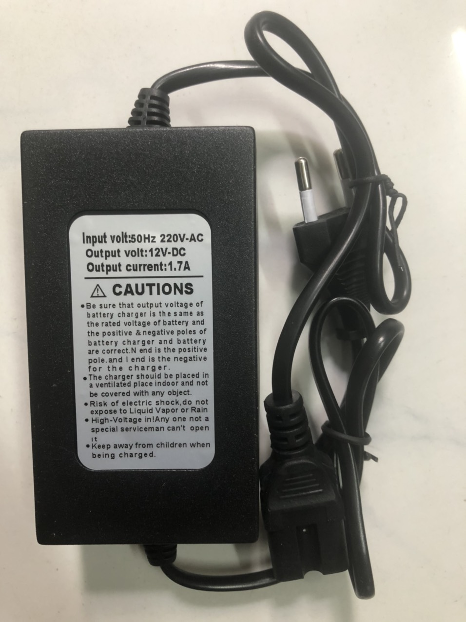 Sạc điện tử bình xịt điện 12v 1.7ah sạc được cho acquy 8AH và 12AH tự ngắt khi đầy điện