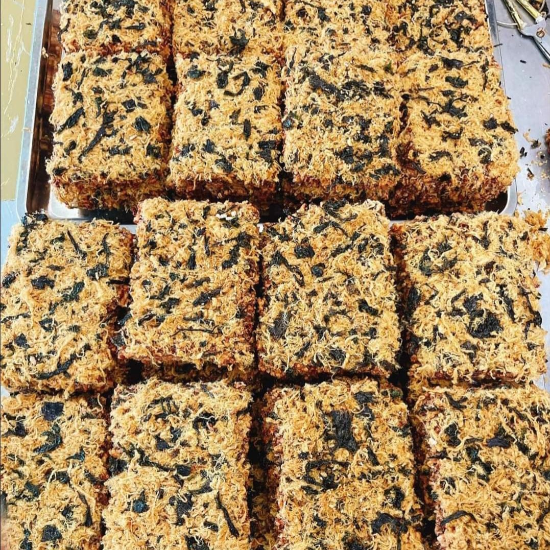 Cơm cháy gạo lứt chà bông rong biển đồ ăn vặt healthy loại ít cay gói 110gr