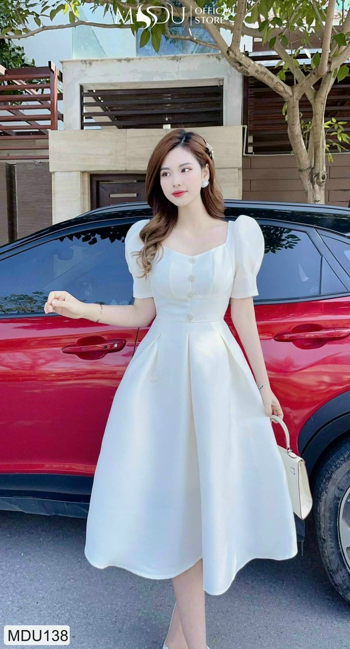 Đầm xòe đính cườm ở cổ