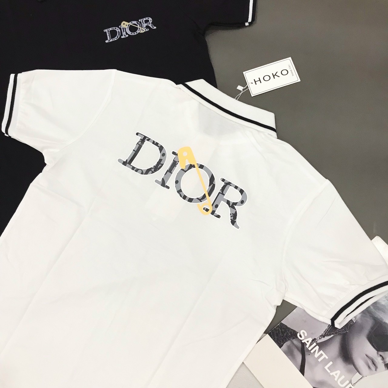 (FREE SHIP MAX) ÁO THUN NAM CỔ TRỤ VẢI COTTON CAO CẤP VIỀN TẠO ĐIỂM NHẤN IN CHỮ "*DI*OR*" SÀNH ĐIỆU - SORA STORE