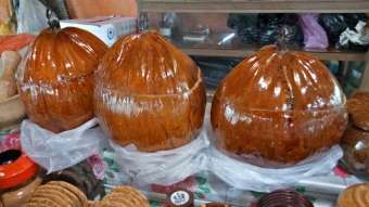 Vỏ dừa đựng ấm trà